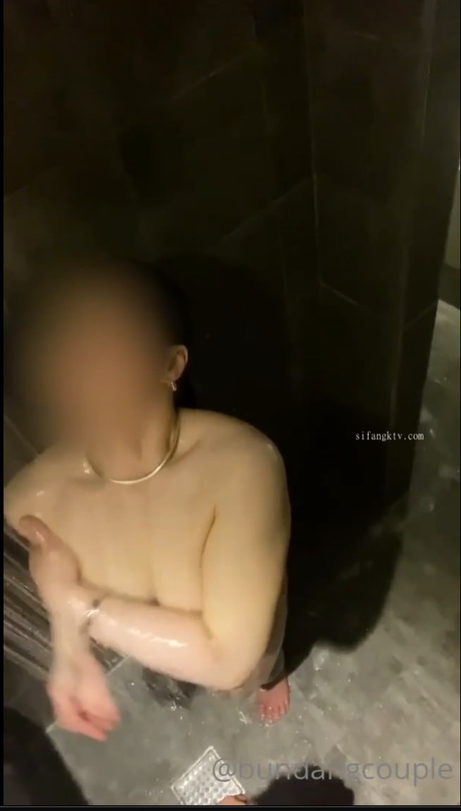高颜值短发萌妹子全裸自摸诱惑小尺度露逼逼性感屁股摆弄姿势非常诱人